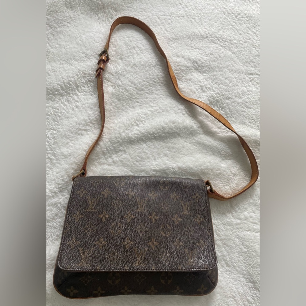 Louis Vuitton
with Tan Leather Strap
Musette Tango Short Shoulder Bag Brown
🤎🤎🤎 - Picture 11 of 14